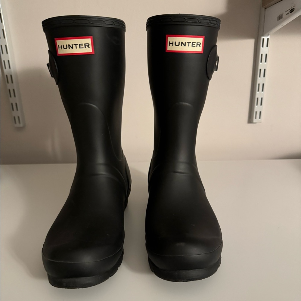HUNTER rain boots short- matte black -size 7 with brand new hunter socks